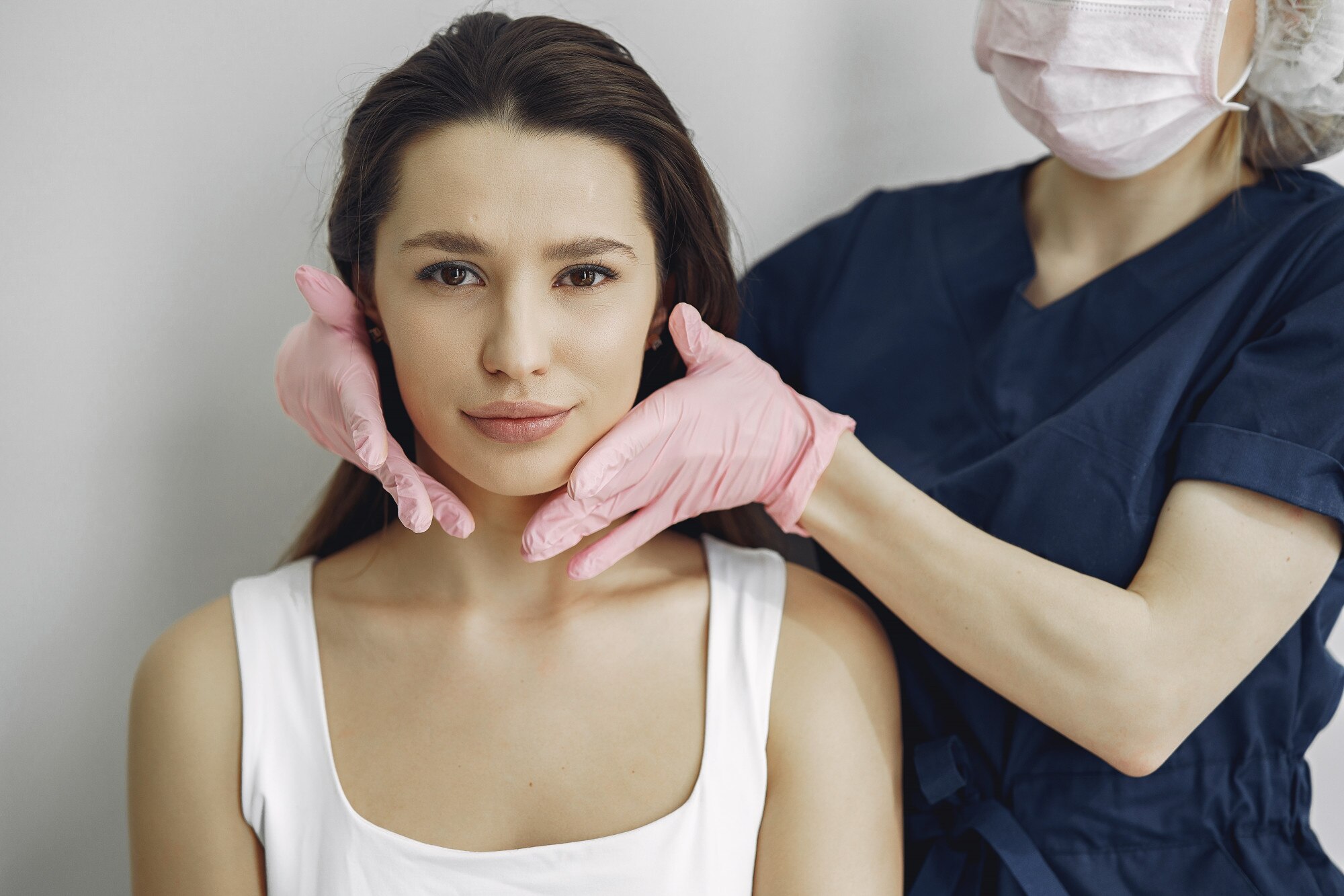 Ιατρική εφαρμογή Dermapen με PDRN σε σύγχρονο κέντρο αισθητικής