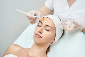 Τι είναι το Χημικό Peeling; Οδηγός για Οφέλη & Διαδικασία-Dr Koutsoukou Elina