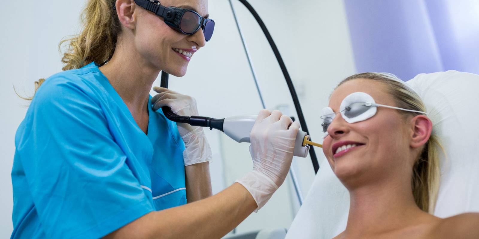 Γυναίκα που υποβάλλεται σε laser αποτρίχωση προσώπου στο ιατρείο Dr. Κουτσούκου Νέο Ψυχικό